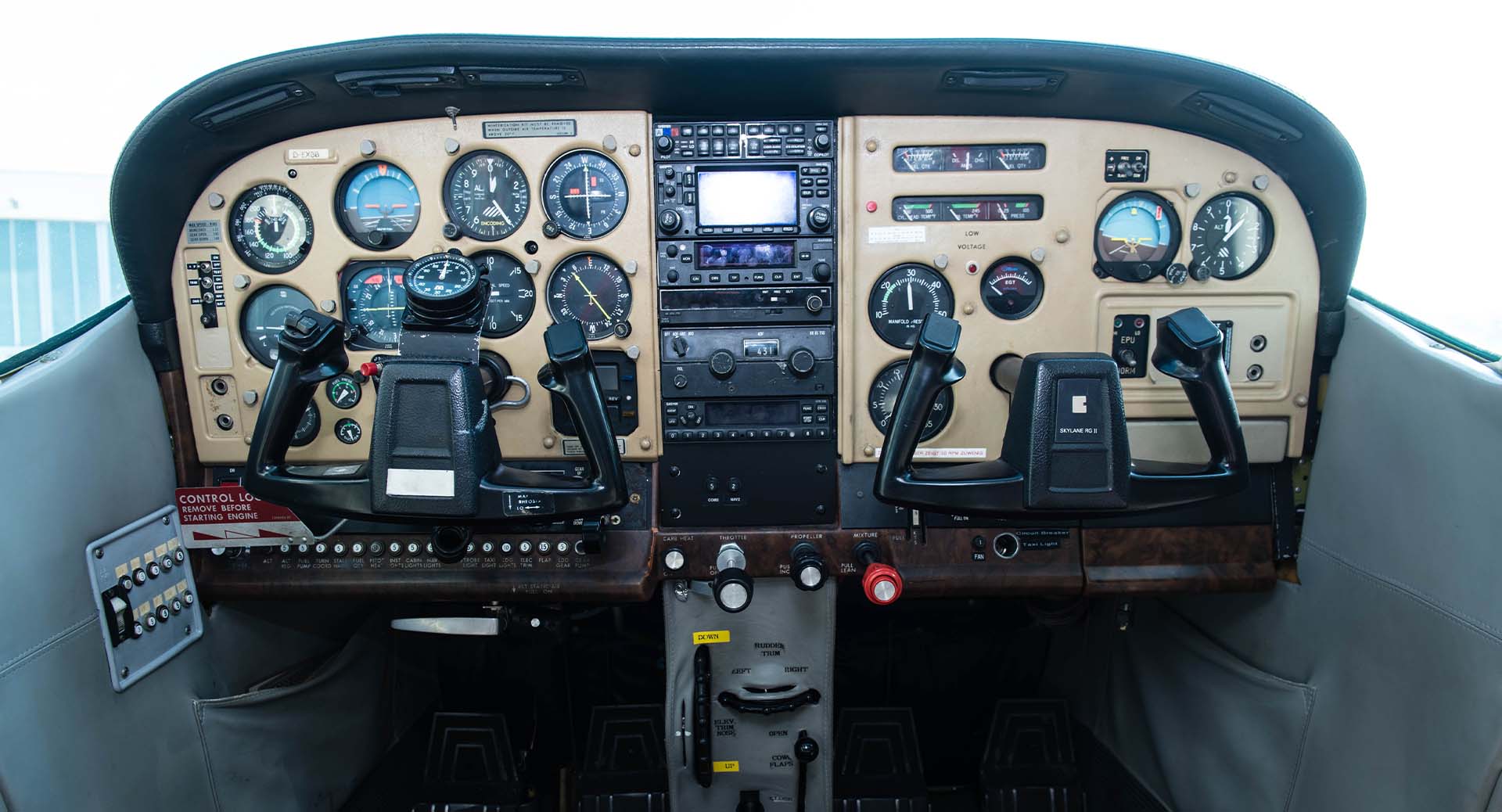 Cessna 182 Cockpit